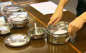 营养午餐餐盒检测不合格，杭州1.2万名师生临时改吃包子