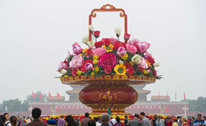 2014年国庆节巨型花篮亮相，为天安门广场历年来最大