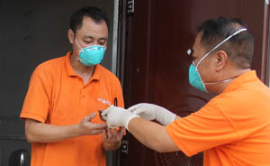 离埃博拉最近的中国医生：有人在你看不见的地方拯救世界