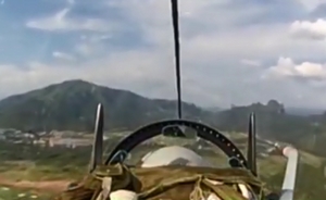 规避雷达检查，歼十战机超低空贴峡谷飞行