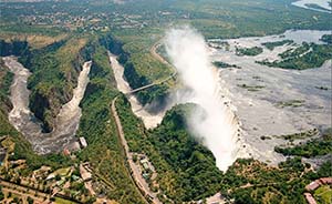 维多利亚大瀑布卖起了炒饭，中国人拯救津巴布韦旅游业