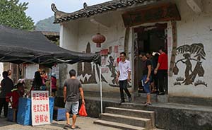 游客参观刘三姐故居旁“壮寨”遭逼捐，阳朔旅游局：管不了
