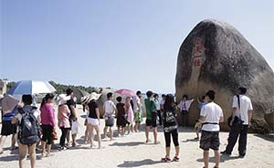 海南党媒连续回应游客吐槽：“天涯海角”几块巨石都有历史的