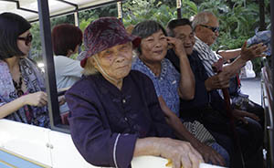 90岁许亚昌和老伴一生中首次出游：相伴72年从未离开那个县城