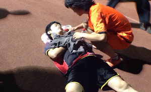 上海一男子在体育场被刀捅伤，行凶者疑为快男歌手张天野