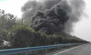 京港澳高速河南段大客车起大火，浓烟滚滚无人员伤亡