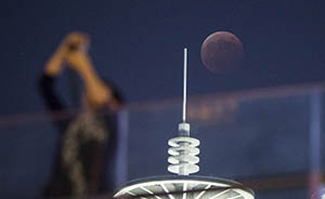 “红月”美景如期现身上海夜空，从食既到复圆历时130分钟