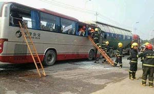 天津一公交车追尾因事故停驶的水泥罐车，已致4死26伤