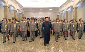 朝鲜劳动党建党69周年，英媒对比金日成金正恩活动照片