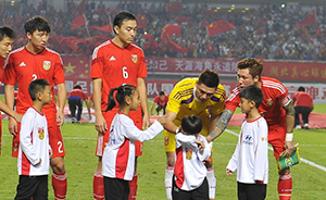 国足8年后终胜泰国，现场“复仇气氛”把球童都吓哭了