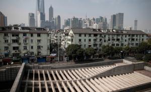 未成年人在上海隧道镂空顶盖上追逐玩耍，险象环生无人管制