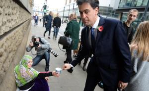 英国工党领袖“路过”乞丐后又折返给钱，因为有摄影记者在？