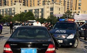 杭州男子“心情不好”公园内飙车发泄，被警方巡逻车撞击逼停