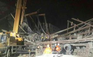 河南郑州在建七层楼民房突然坍塌，15人被埋2死