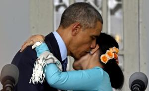 奥巴马访缅拥吻昂山素季，支持其参选并主政