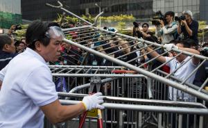 香港展开清障行动未遇阻挠，有“占中”者主动拆除路障