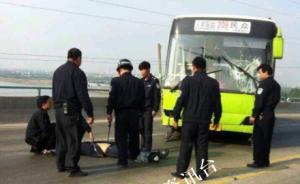 广东男子抢开正加油的公交车闹市横冲直撞，警方开枪击停