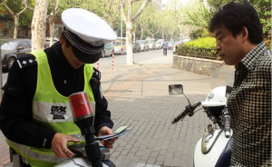 河南警民互拔车钥匙：被拦截车主证件齐，三名警员拒出警官证
