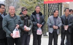 为激励农户种树致富，甘肃临洮一村支书现场发放百万元