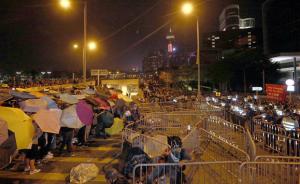 香港政府总部遭包围有人当场发头盔，警方称会果断执法