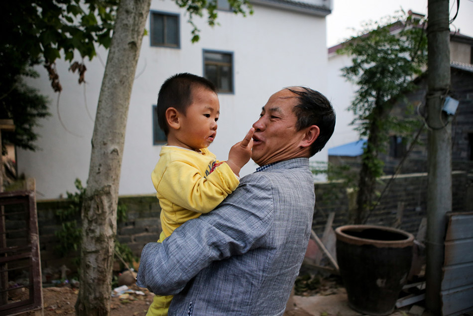 003a2014年5月2日，安徽歙县张氏叔侄家，在家的时候，张高平经常照顾侄女的小孩来打发时间。