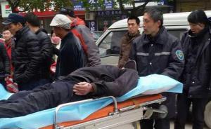 武汉78岁老人卖菜被城管收秤，扒车夺秤遭拖行住进ICU