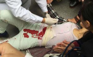 厦门一广场现持刀砍人2女子被捅伤，警方否认抢劫行凶
