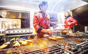 上海5名年轻人投百万繁华路段卖烧烤，两月后终因不合规撤离