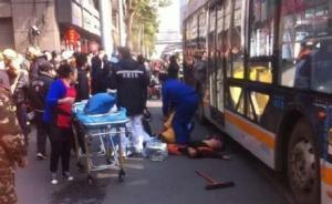 成都一公交车失控撞向站台乘客，死者为两名中年妇女