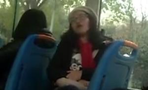 郑州女乘客公交车上炫耀国外生孩：低智商者生出来的都是废物