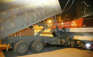 湖南长沙一过街天桥被大货车撞击垮塌，货车司机死亡