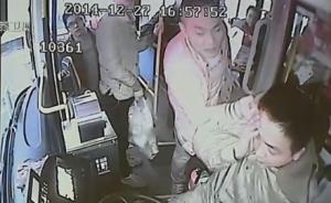 江苏男子在公交上嗑瓜子乱扔壳，司机劝阻遭猛扇耳光