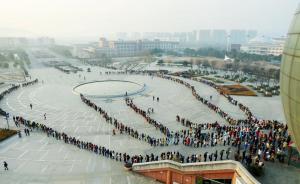 复习迎考占座，南京财经大学学生图书馆前排队“堪比春运”