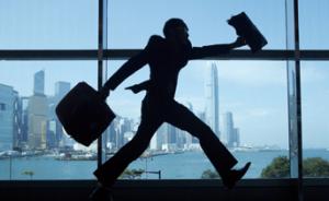 梁振英宣布香港明日起暂停投资移民，内地富人又少了个选择