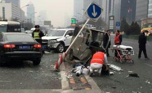 北京长安街5车相撞致1死1伤，摩的司机当场死亡