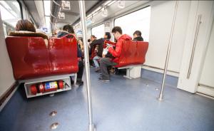 应对高峰客流，上海地铁16号线拆除部分座椅开行“大站车”