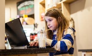 入侵公共Wi-Fi易如反掌：7岁少女网搜攻略11分钟搞定
