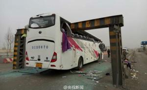 河南一大巴车行至天津被限高栏削顶，已致2死10余人伤