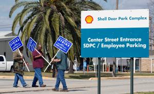 美国炼油行业遭遇近35年来最大规模罢工，油价跌到头了？