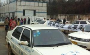 长沙一驾校将小区车库当训练场，停训后教练学员拉横幅抗议