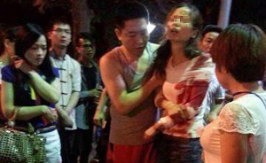 深圳地铁站附近一男子砍人后劫持人质被制服 