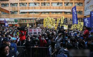号称反水货客冲击商店殴打警察，香港数百人示威13人被拘捕