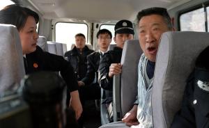 直击| 老赖铁链锁身住院三年，北京法警强制执行抬他回家