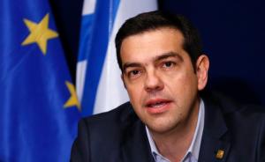 不打领带的希腊政坛男神扑面而来，造型为誓拯救经济
