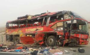 新疆喀什巴楚县一大巴车深夜侧翻， 已致22死38伤