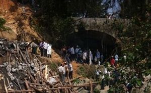 茂名村里自建石桥崩塌，5死8重伤