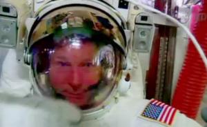 美国宇航员完成8天来第三次太空行走，头盔再现积水
