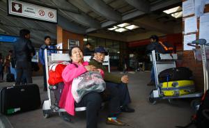 尼泊尔机场降落事故致数千中国游客滞留，航空公司派机接送
