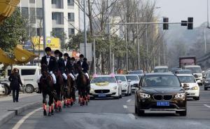 重慶男子主城區車行道上騎馬迎親，交警：時速不得超15公里