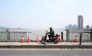 “桥坚强”受伤了：78岁杭州钱塘江大桥部分栏杆被车撞毁